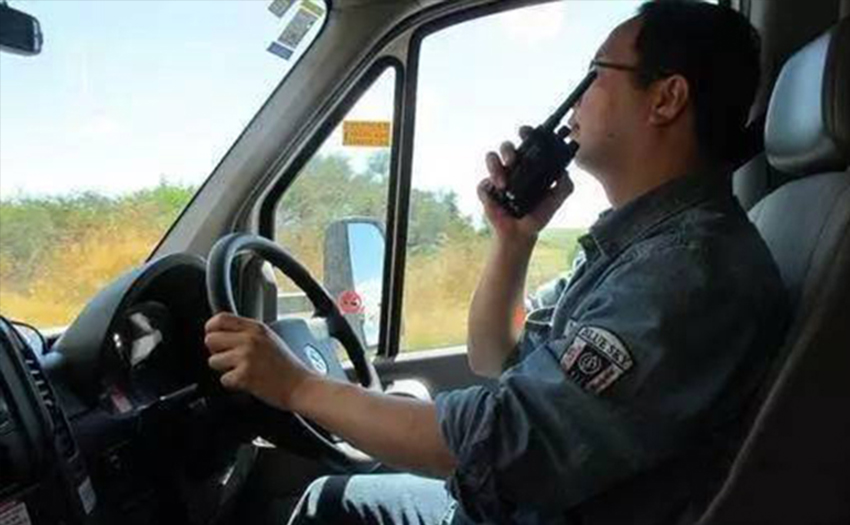 Why do drivers who run long-distance buses carry walkie-talkies？